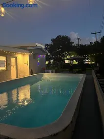 Modern Pool Home, 10 Guests, Perfect for Groups - Image 3