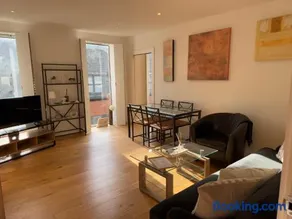 Central, modern and peaceful, lovely Cathedral views, two-bed apartment with 40" smart TV & free onsite parking - Image 4