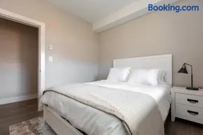 Cozy Garden Suite with Hot Tub and Perfectly Located - Image 2