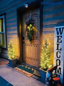 Knotty and Nice Luxury Cabin - Image 2