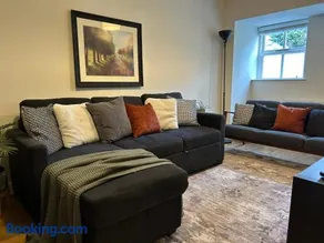 Serene Retreat Sleeps 6 with Garden - Image 4