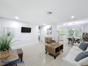 Close to Beaches, Restaurants Cozy 2 bedroom home - Image 3