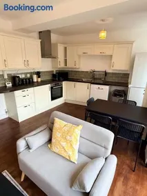Family friendly 2 bd garden flat Englefield Green - Image 2