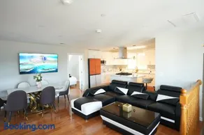 Coastal Stay 2 Modern Ocean View Apartments Walk to Beach 4 Free Parking Spaces - Image 2