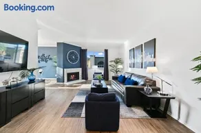 Beverly Hills Penthouse 2 BR Apt with Parking 407 - Image 2