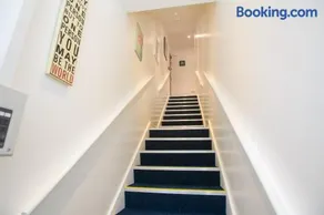 King size 1 bedroom comfort apartment en suite shower free toiletries wifi and hairdryer - Image 3