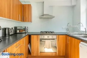 Victoria Cottage - Spacious Bright & Airy - Seconds to Beach - Pet Friendly - Easy Parking - Minutes to All Amenities - 60 percent Off Monthly Stays - Image 1