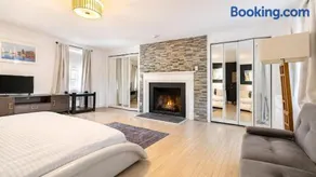 6BR Easton House with Pool, Hot Tub & Big Yard - Image 3