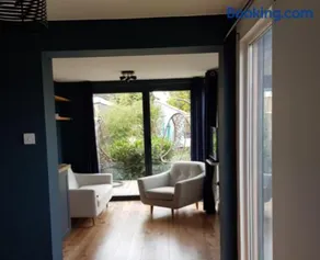 Modern 1-bed apartment, plus parking, near Oxford and the JR - Image 4