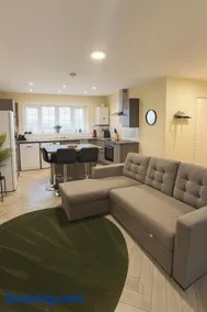 Modern 2-Bed Apartment in Bury, Sleeps 5 - Image 3