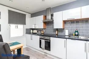 Historic Location, Private Parking, Ground Floor Luxury Flat - Image 5