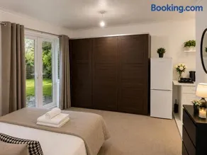 Modern Heathrow Apartment with Private Parking & Garden - Image 3