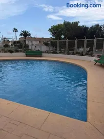 Sea views and free parking by the beach - Image 5