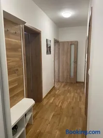 Dvojizbový byt vzdialený 800 m od X Bionic Sphere s dvoma kúpeľňami - Image 2