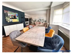 Spacious 4-Bedroom Detached House with Garden & Parking near Underground - Image 2