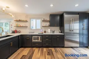 4BR Seattle Stunner - Image 3