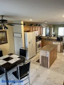 Vic's 3 bedroom 4beds & POOL centrally located! - Image 2