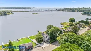 Waterfront Renovated Apartment - Image 4