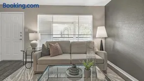 Landing Modern Apartment with Amazing Amenities (ID6036X00) - Image 1