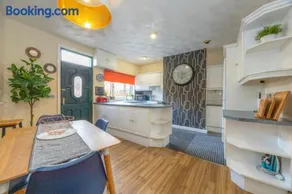 Summer Lane Business Stays 3 Bedrooms 6 Beds Ideal For Longer Stays-Near M1 - Image 4