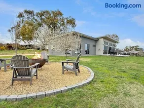 The Iron Pear - Pet Friendly with Country Views - Image 1
