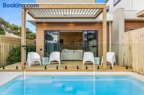 Carr Street Pool House Barwon Heads, Sleeps 10, Elevator, Heated Pool, 5 bedroom, 3 bathroom - Image 1