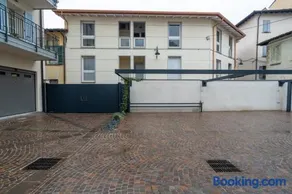 Design Apartment in Iseo Old Town with Private Parking and AC - Image 5