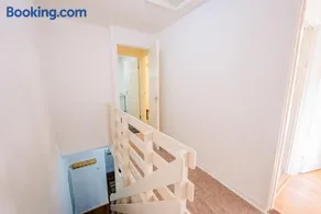 6 BR House with Free Parking, Garden & Fast WiFi - Image 5