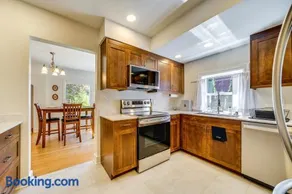 1 Mi to Univ of Wash Campus: Seattle Home w/ Yard! - Image 2