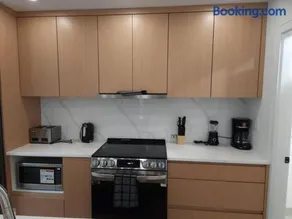 Vancouver Townhouse Getaway Modern 2BR with Balcony & Street Parking - Image 3