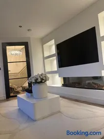 Luxury 3 bedroom house with free parking - Image 3