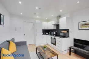 Relax in a modern Cardiff home by the City Centre & Bute Park - Free Parking - Image 2
