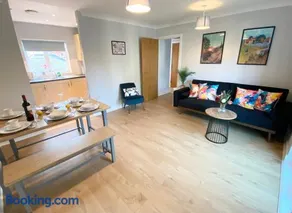 2 Bedroom Flat near Redhill train station, easy access to Gatwick & London - Image 2