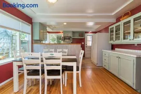 Walk to the beach! The Moonlight Beach Bungalow - Image 2