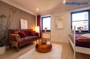 Green Valley Lounge Apartment - Image 3