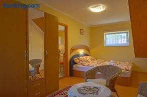 Beautiful accommodation with garden - Image 3