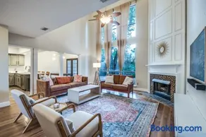 4 bed Grand Prairie Luxury House, Prime Location! - Image 3
