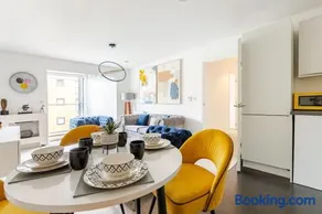 Stunning Station Apartment with free Parking - Image 2