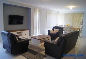 Spacious 4-Bedroom Baldivis Home - Sleeps 8 - Image 1