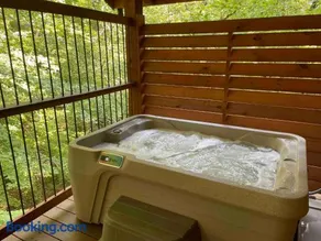 Cricket Hill Treehouse by Amish Country Lodging - Image 2