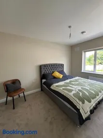 Cosy & Comfortable Room - Image 2