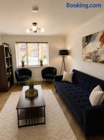 Stylish 2 Bed Apartment Central Bishop's Stortford - Image 3