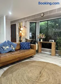 Spacious 3BR Family Home Sleeps 6 Crestmead - Image 1