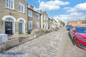 Charming Church Walk, Long Melford - 2 bedroom property with parking - Image 3