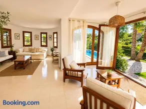 Villa Méditerranéenne avec Piscine, Jardin Privé, Proche Plage et Activités Costa Brava - Image 4