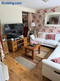 House Sleeps 6 with Enclosed Garden - Image 1