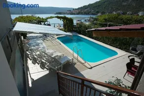 Beachfront Holiday Home MaMi - Image 1