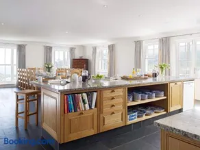 Breath-taking Manor with Pool Tennis Court & Sea Views - Image 3