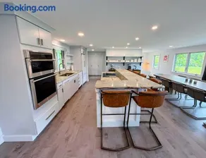 9FR Renovated home with beautiful views, large yard, dogs welcome! - Image 4