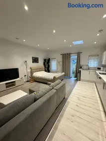 Luxury Studio Flat with garden - Image 1